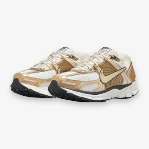 NIKE ZOOM VOMERO 5 GOLD PHOTON DUST/METALLIC GOLD-GRIDIRON-SAIL HF7723-001