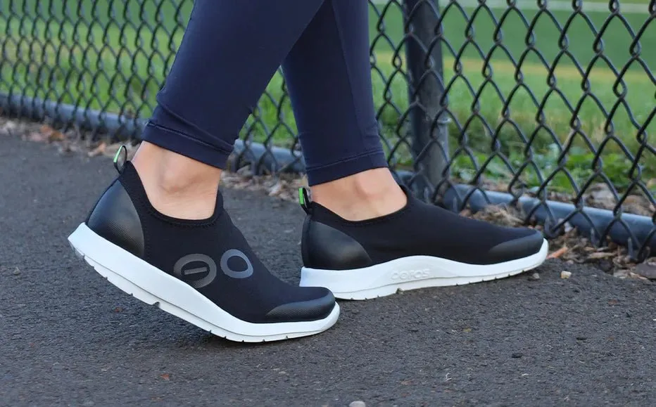 Oofos Women's OOmg Sport Low - White & Black